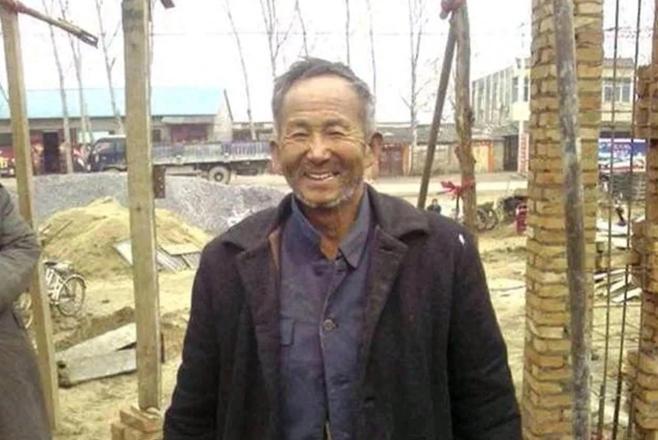 北京一流浪汉因无暂住证被送进收容所，填写籍贯时警察瞬间呆住“您就是大名鼎鼎的杞县