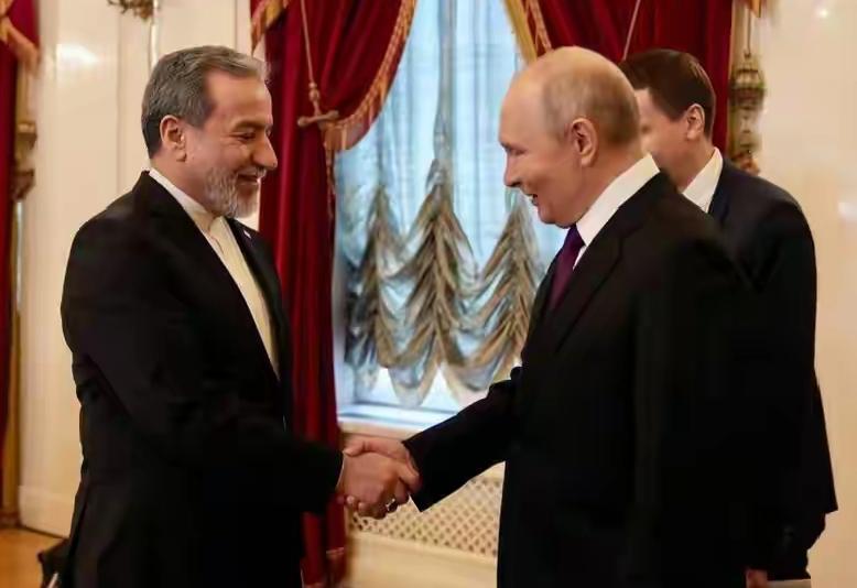 伊朗出现两个信号，引起美国方面的警惕。阿拉格齐从俄罗斯回国后，预计会和领导层汇报