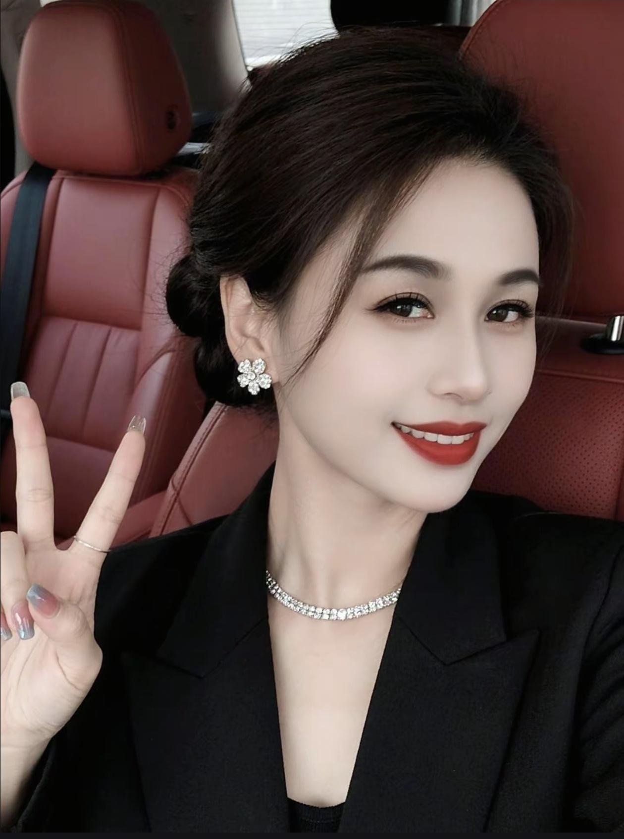 车内随拍，把优雅藏在日常的每一个瞬间，红棕内饰衬得心情都明艳，一抹红唇，是给自己