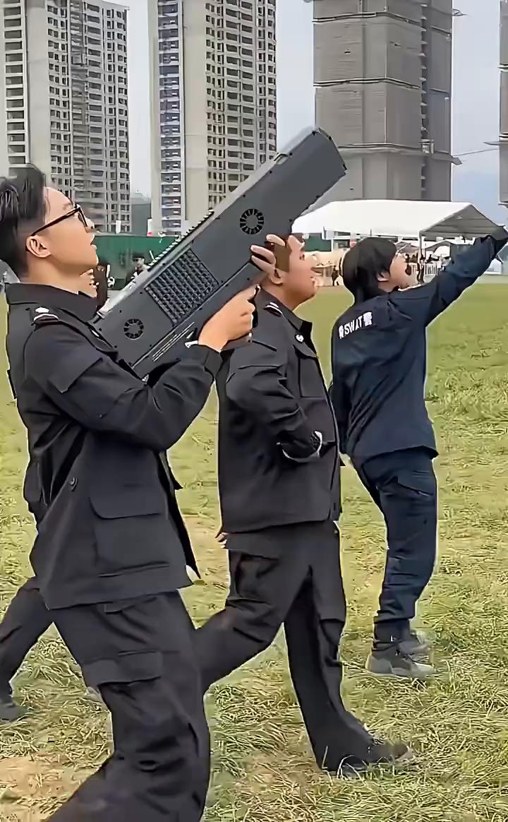 下来，走远点。