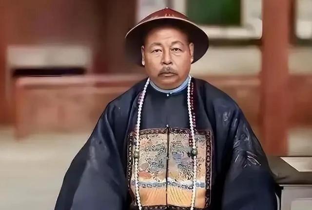 1877年5月，阿古柏服毒身亡，留下8个子女、4个妻子、2个孙子。左宗棠没有大开