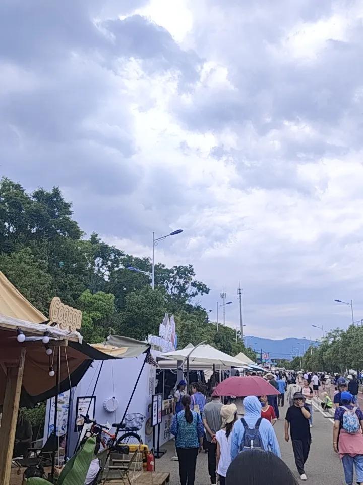 昆明的国际咖啡节太绝了！在22℃的春城盛夏，草海隧道公园成了咖啡狂欢地。这公园本