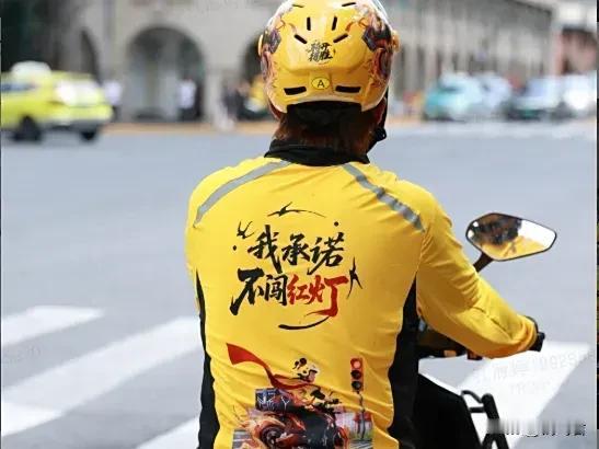 打开手机，我每天会刷到骑手穿梭街头的身影，总忍不住担心他们的安全！没想到美团这次