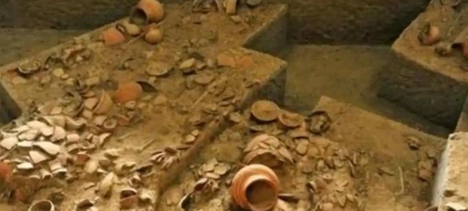 二零零三年通辽吐尔基山辽代大墓现世，墓室简陋却出土鎏金银马鞍、龙纹金花银盒等皇室