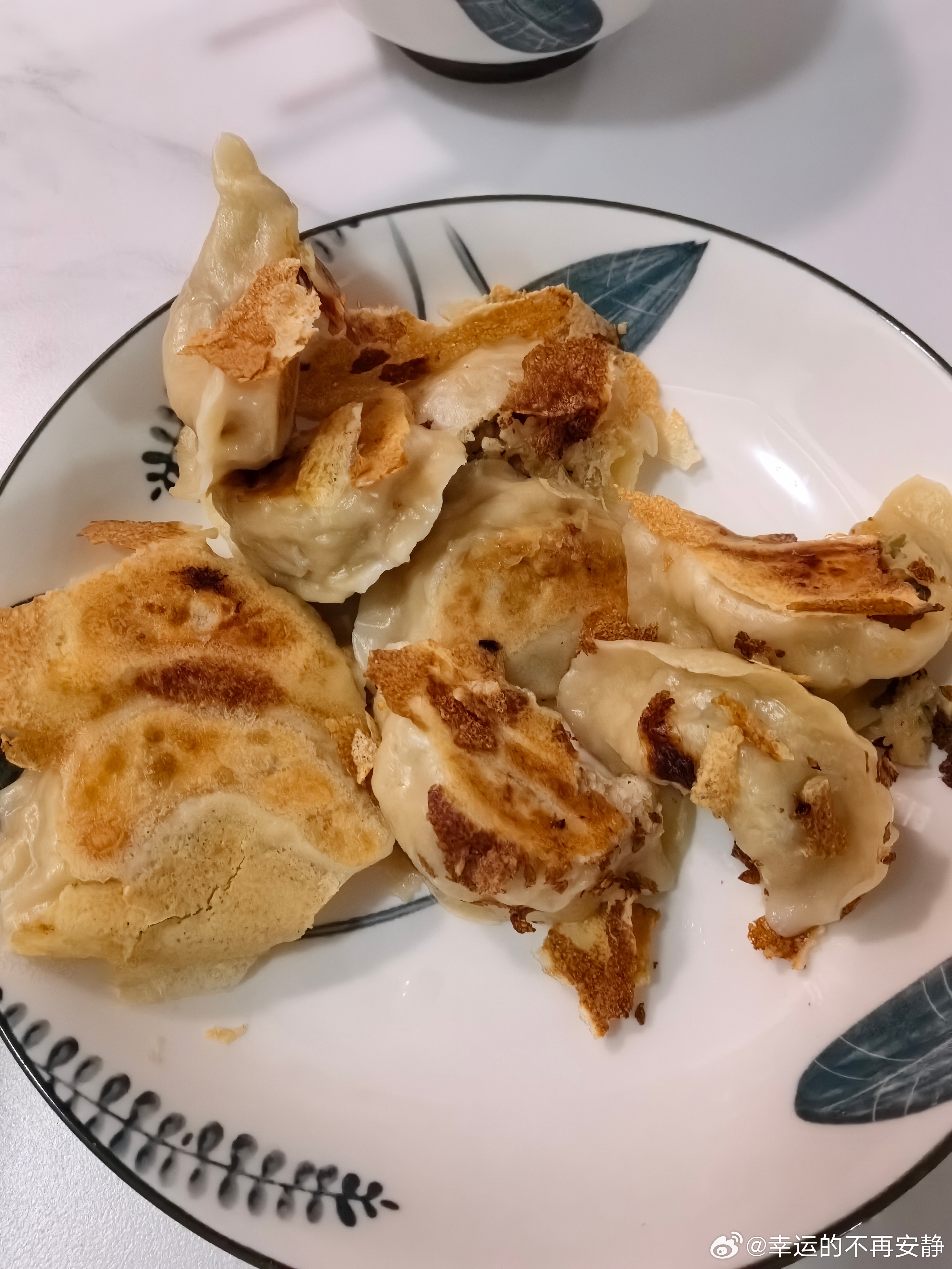 早餐出图，鸡蛋水配的煎饺。今天又是叫不起来的一天，闹钟响了好几遍，我才磨磨蹭蹭的