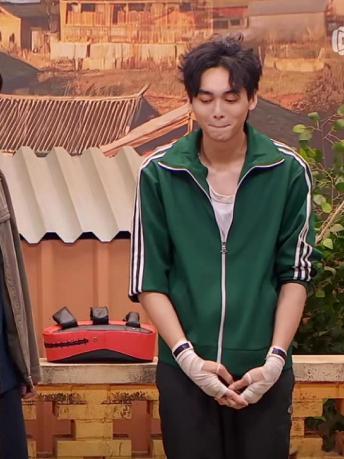 张呈演我摸鱼被抓包的状态 他那个被抓包后强装镇定，实则眼神疯狂闪躲的样子，我简直