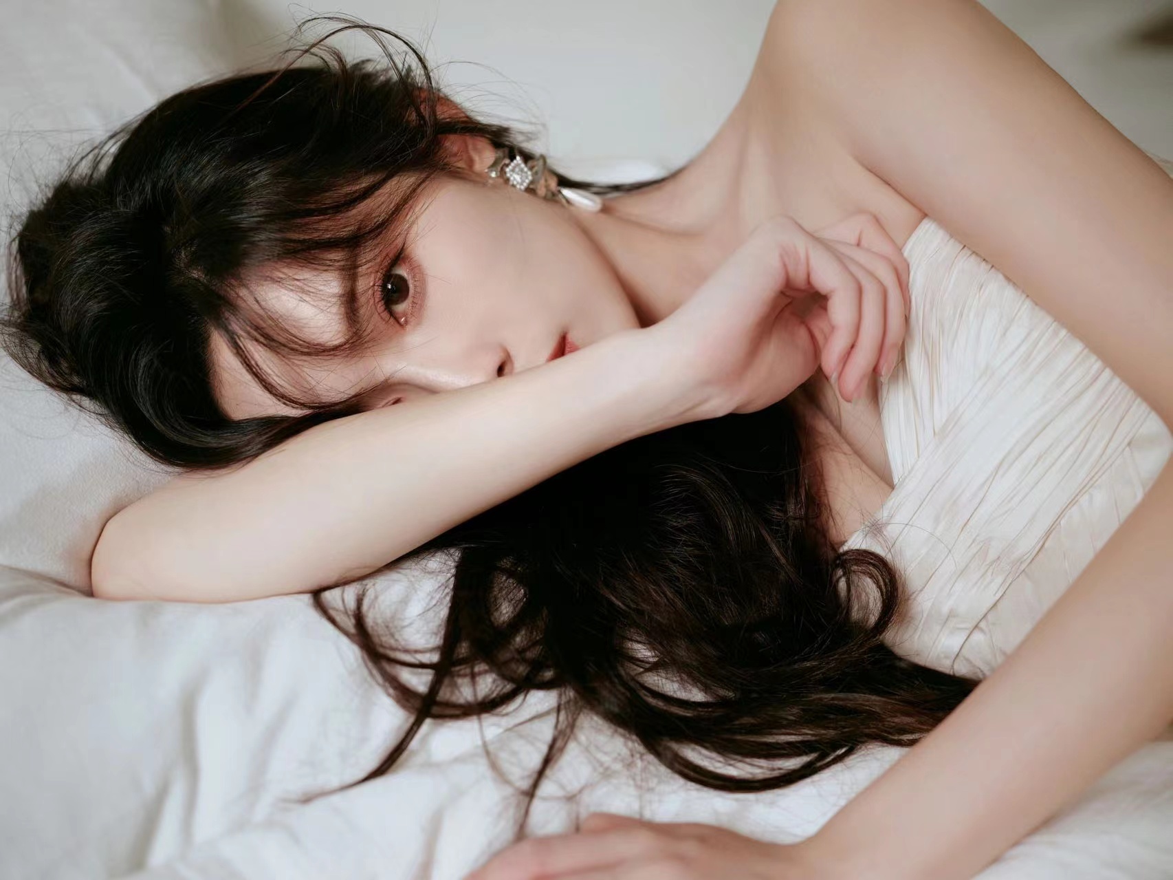 #孟子义的肩颈线# 永远都可以相信孟子义的时尚感，蝴蝶结抹胸穿搭也太好看了吧，不