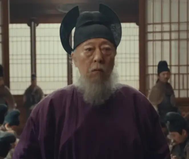 吴越国主钱弘倧密谋诛杀胡进思，除夕夜，胡进思带着大队人马杀入宫中，逼迫钱弘倧退位