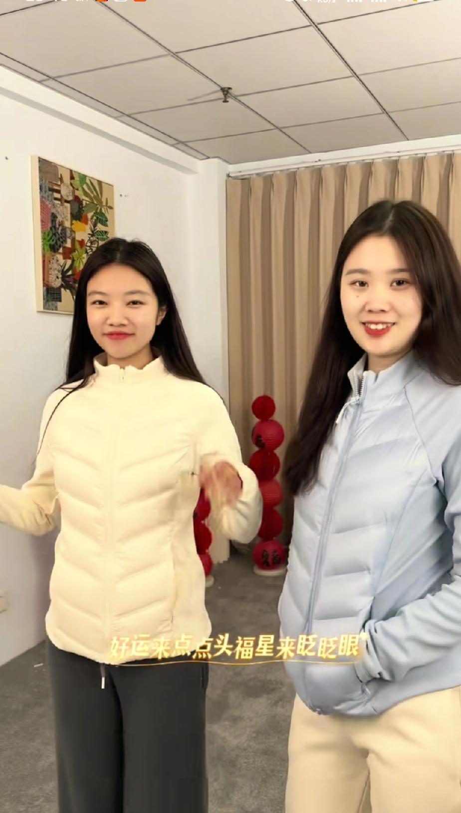 解清帅一家打算带货服装了。今天，解清帅的妻子王正正和解清帅的妹妹解梁静一同展示了