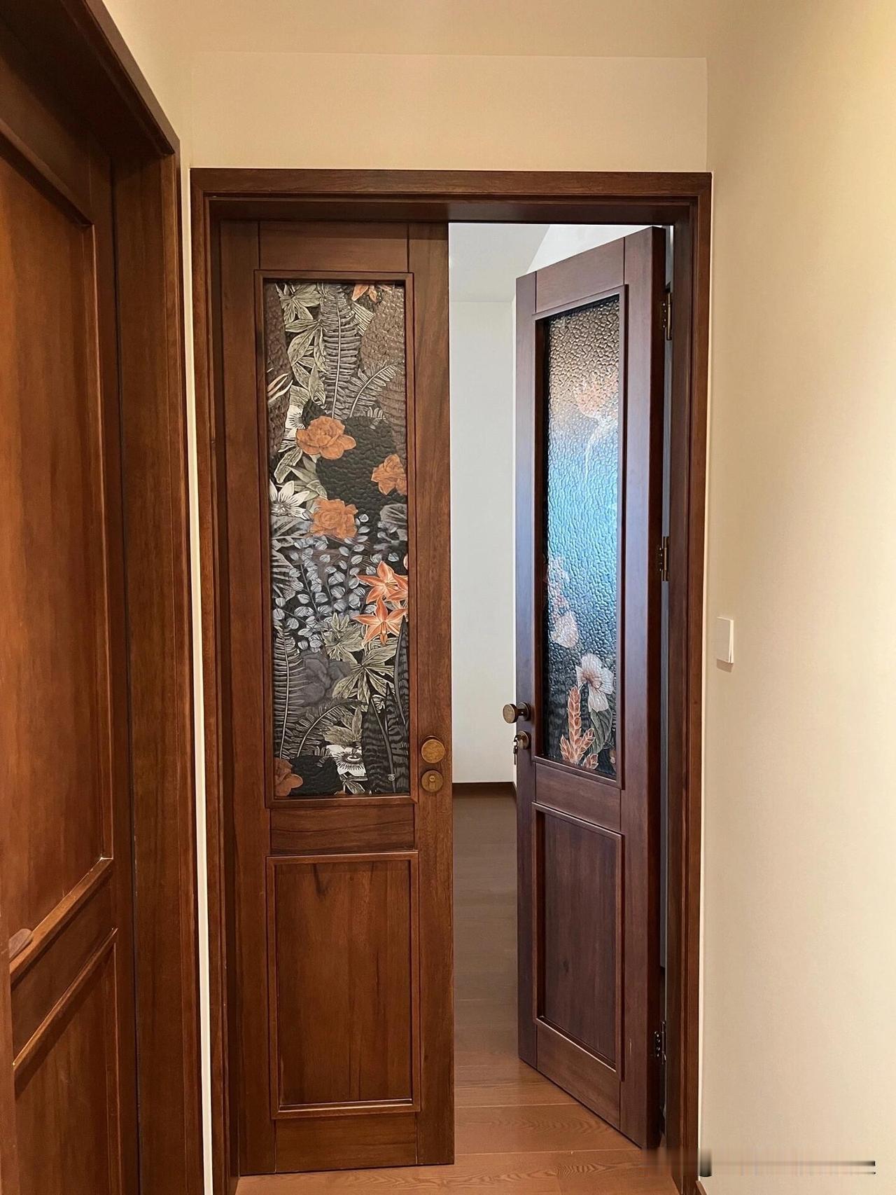 一米的窄门洞也可以拥有双开门
等了两个月的门完美落地 没白等！
地板一铺上整体效