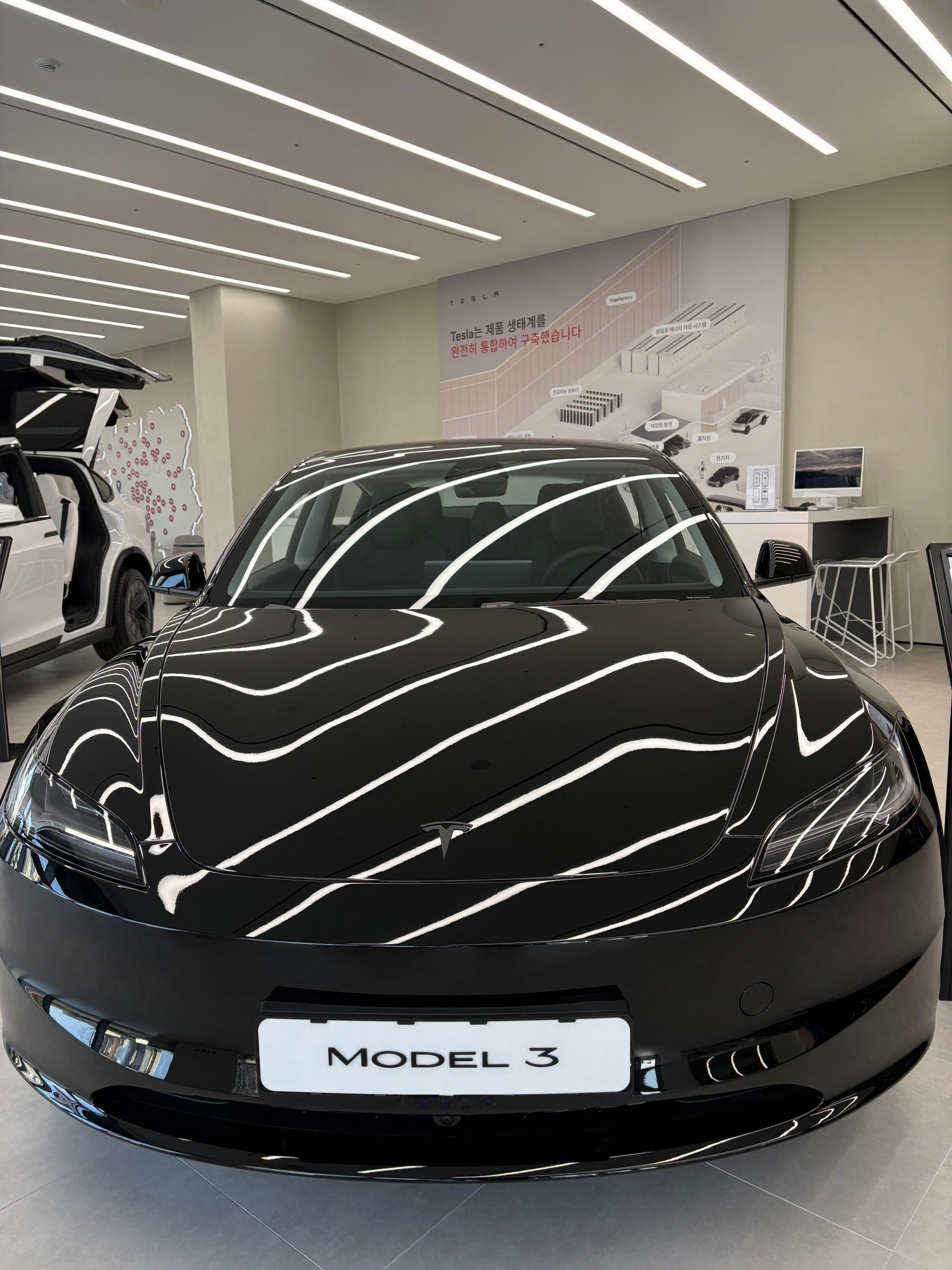 特斯拉Model 3标准版（廉价版）展车实拍，怎么样，这种极简风格是你的菜吗？ 