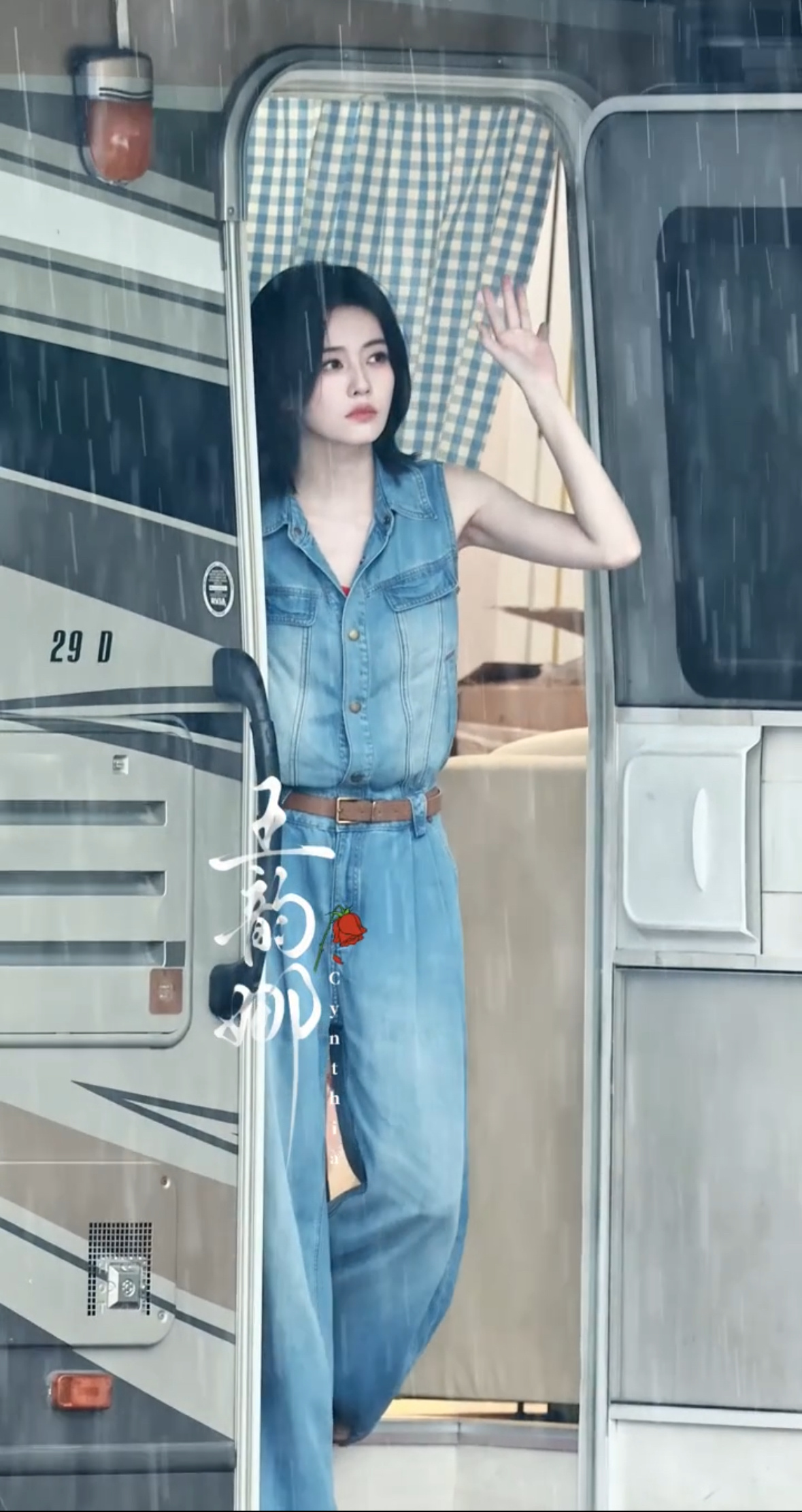 这个拽姐高身段 漫不经心的下车 抬手Fly就是这个感觉！！！白鹿王韵娜