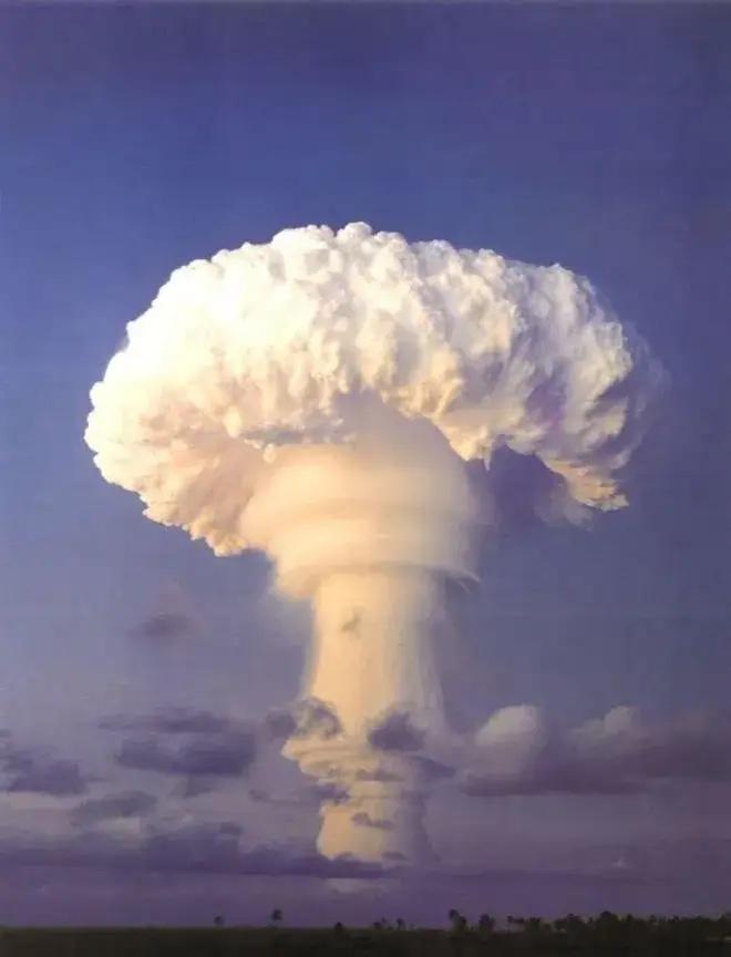 1945年，两颗原子弹落下后，日本不愿投降，并坚信美国人没有第三颗原子弹，可后来