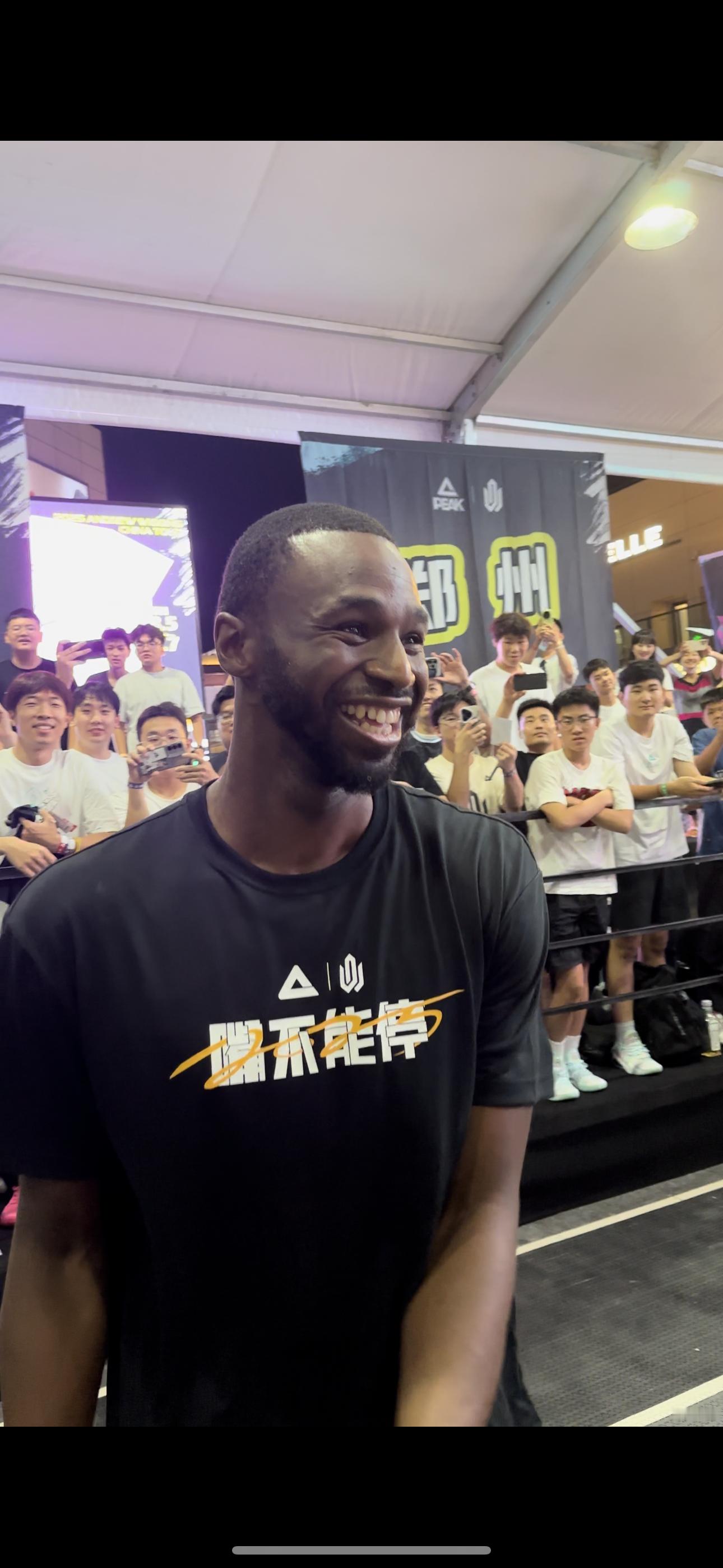 嘴哥差点钻我怀里 ​​​