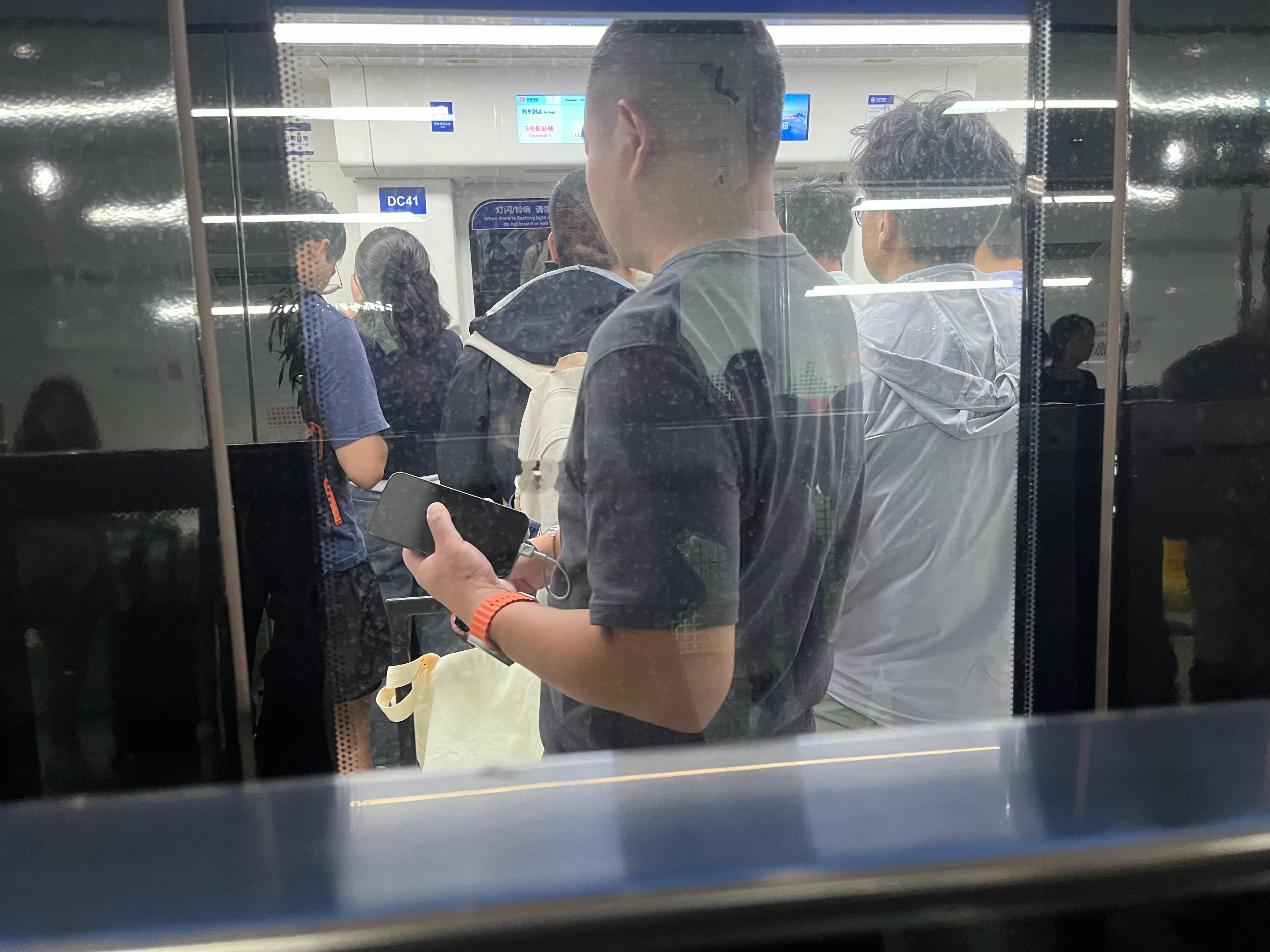 首都机场线居然出现挤不上去的盛况[苦涩]营养不良的我很吃亏啊～ 海阔试车超话 冒