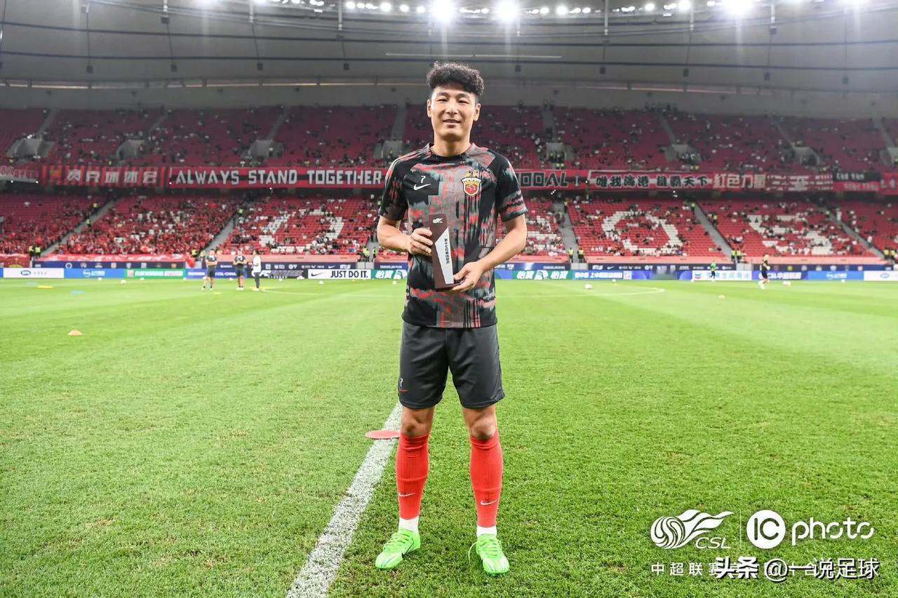 武磊昨晚2射2传助力海港5比1大胜国安，目前打进21球5助攻，在中超有点为所欲为