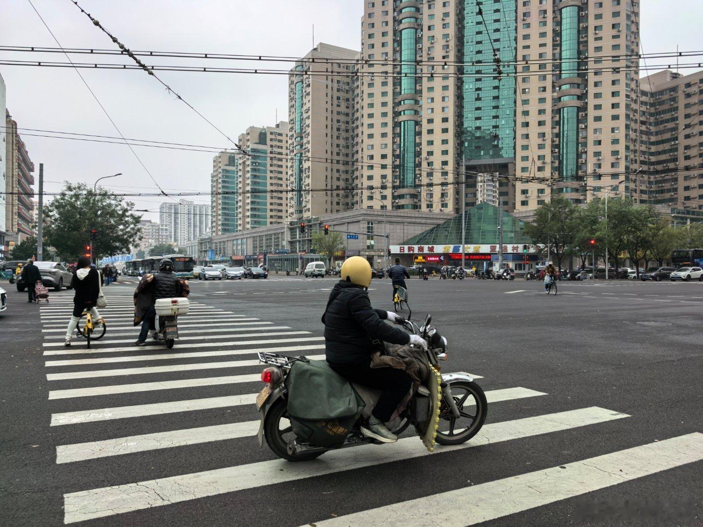 本来以为郑州小电驴特别多，路上乱窜没想到我大北京，感觉更离谱 ​​​