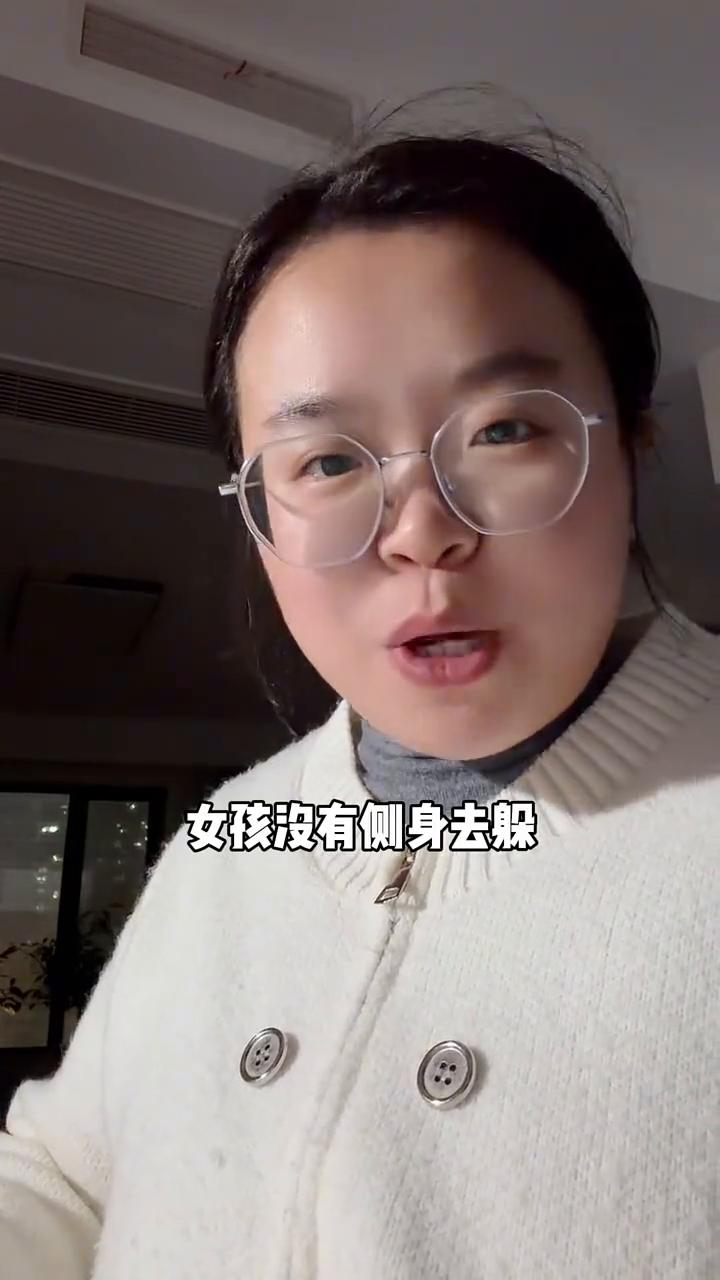 擦肩见心。
看视频，拍这个视频的人是位高人。男孩侧身而过是与生俱来的素质，女孩没