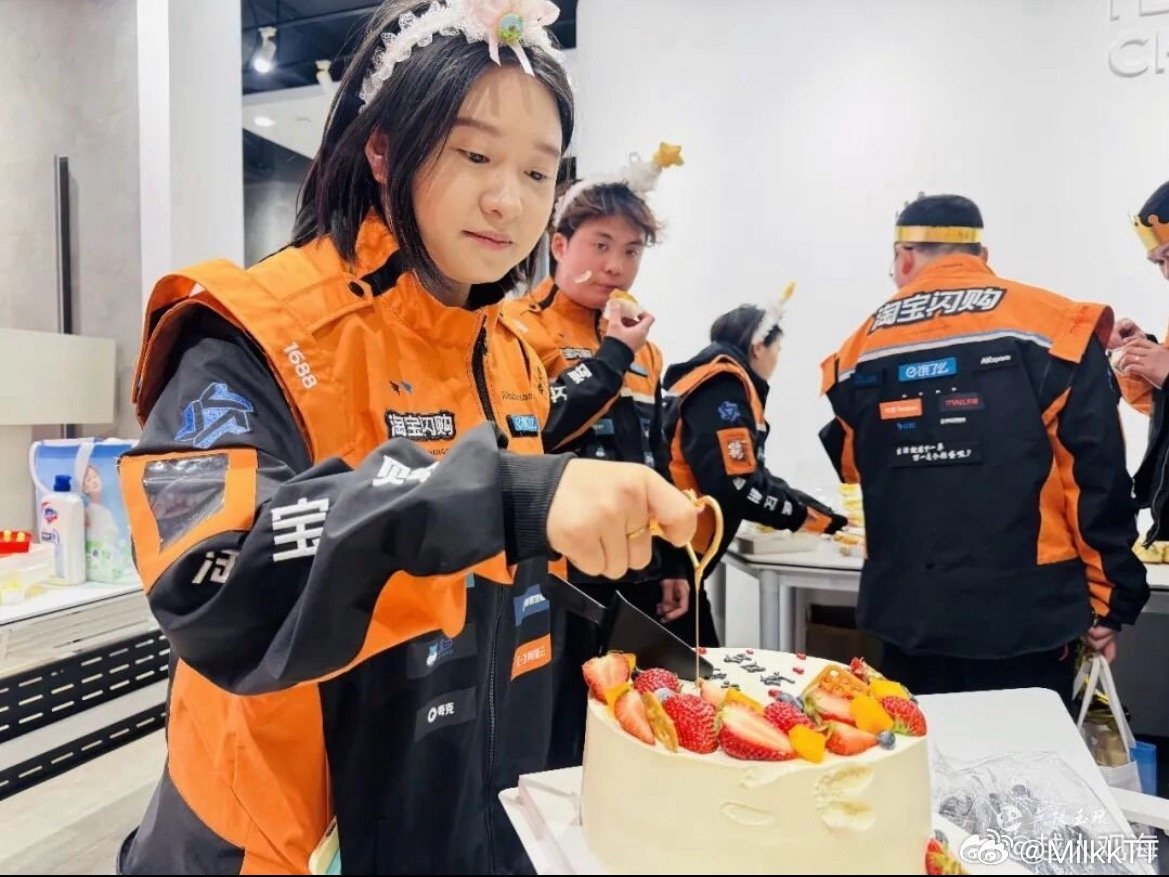 玉环这场集体生日让骑手小哥更有归属感  玉环楚门工会为外卖骑手办集体生日会，贴心