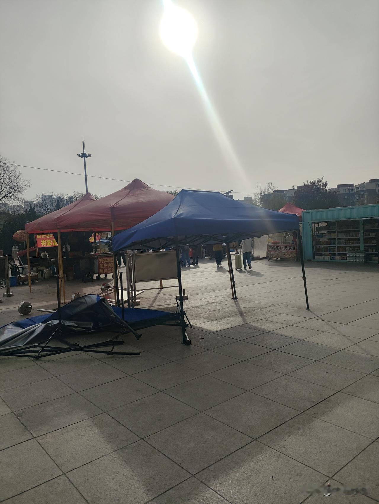 大连香炉礁地铁站前美食摊回来了！宜家三文鱼节＋地铁钢琴＋庄河定制巴士，大连最近太