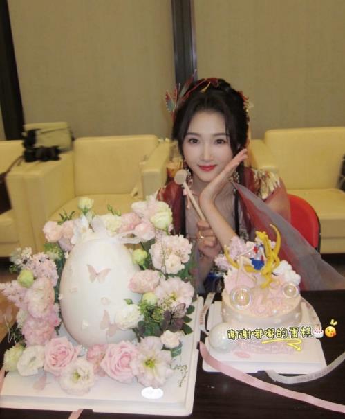 关晓彤晒陈都灵送的蛋糕 关晓彤晒陈都灵送的生日蛋糕，图上写了“谢谢嘟嘟的蛋糕”~