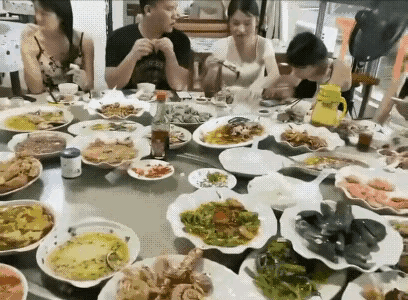 一个敢穿，一个敢看。