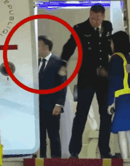 马克龙:你再打我，我就去川大了。