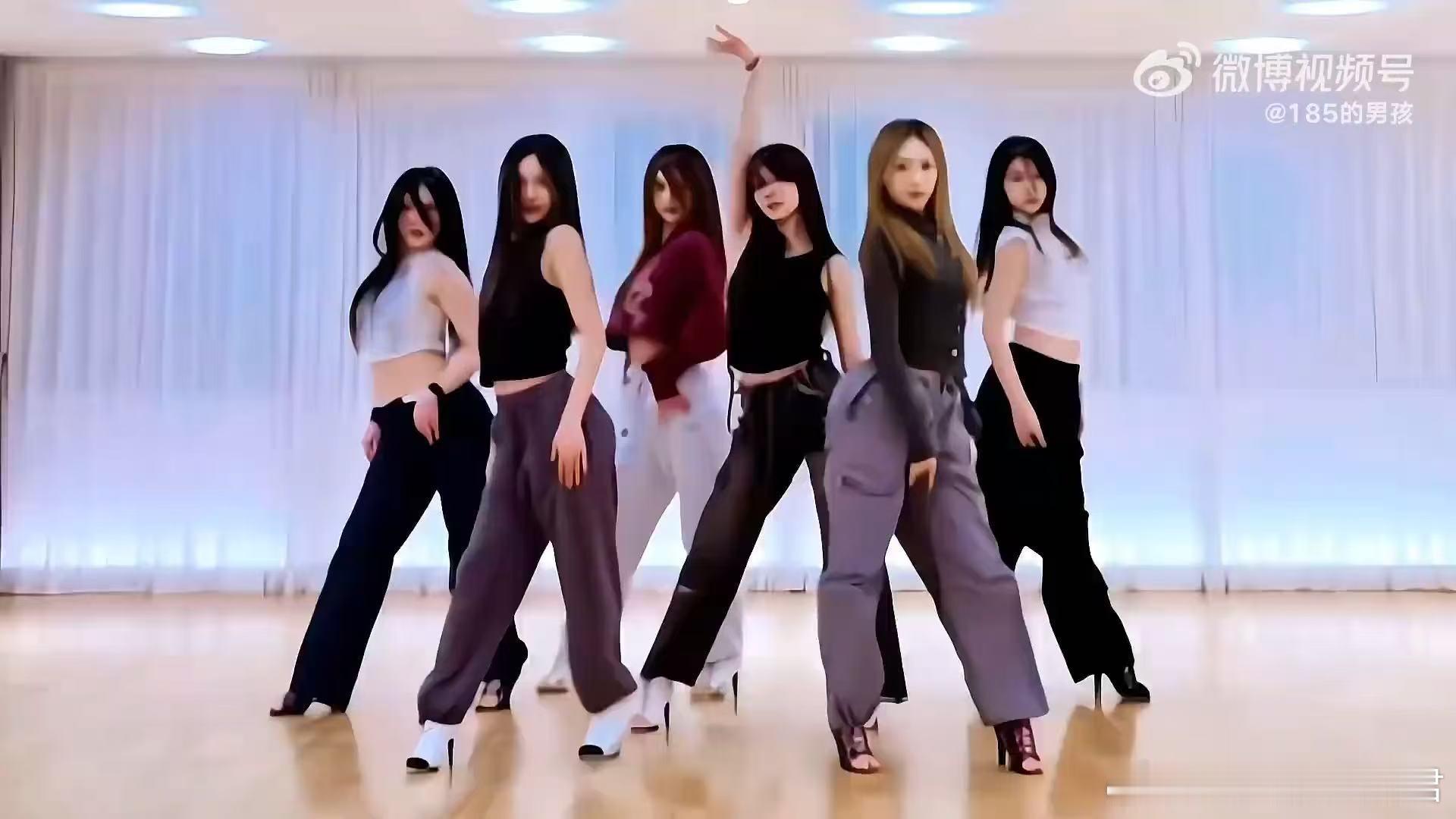 RED女团从黑夜跳到了白天 音乐一响起，她们就像进入另一个世界，眼神坚定，动作有