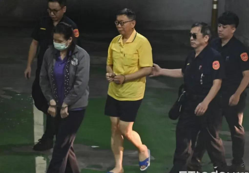 民众党主席柯文哲目前还被羁押在看守所，但近日他父亲柯乘发同时因病住进医院加护病房