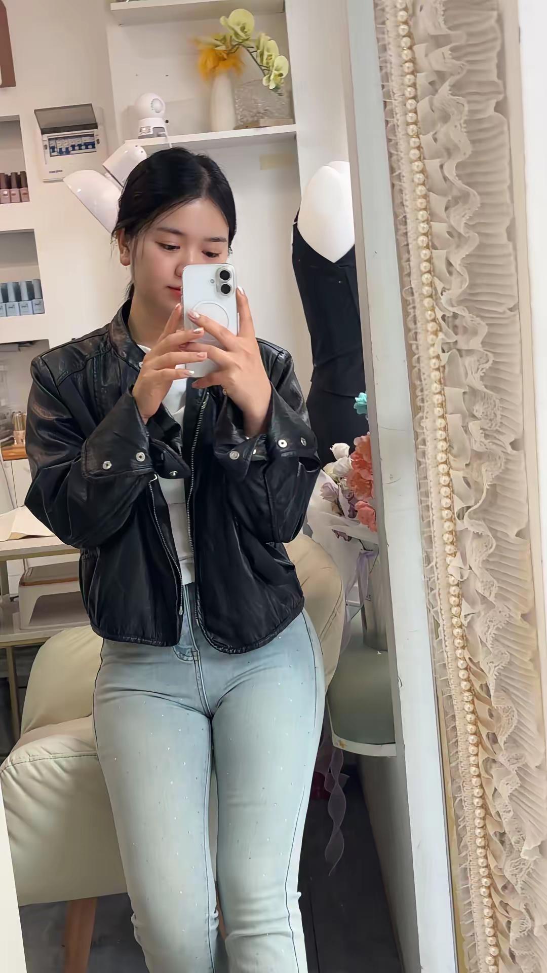 对镜拍姿势紧身牛仔裤微胖女生听说微胖的女人最迷人段子