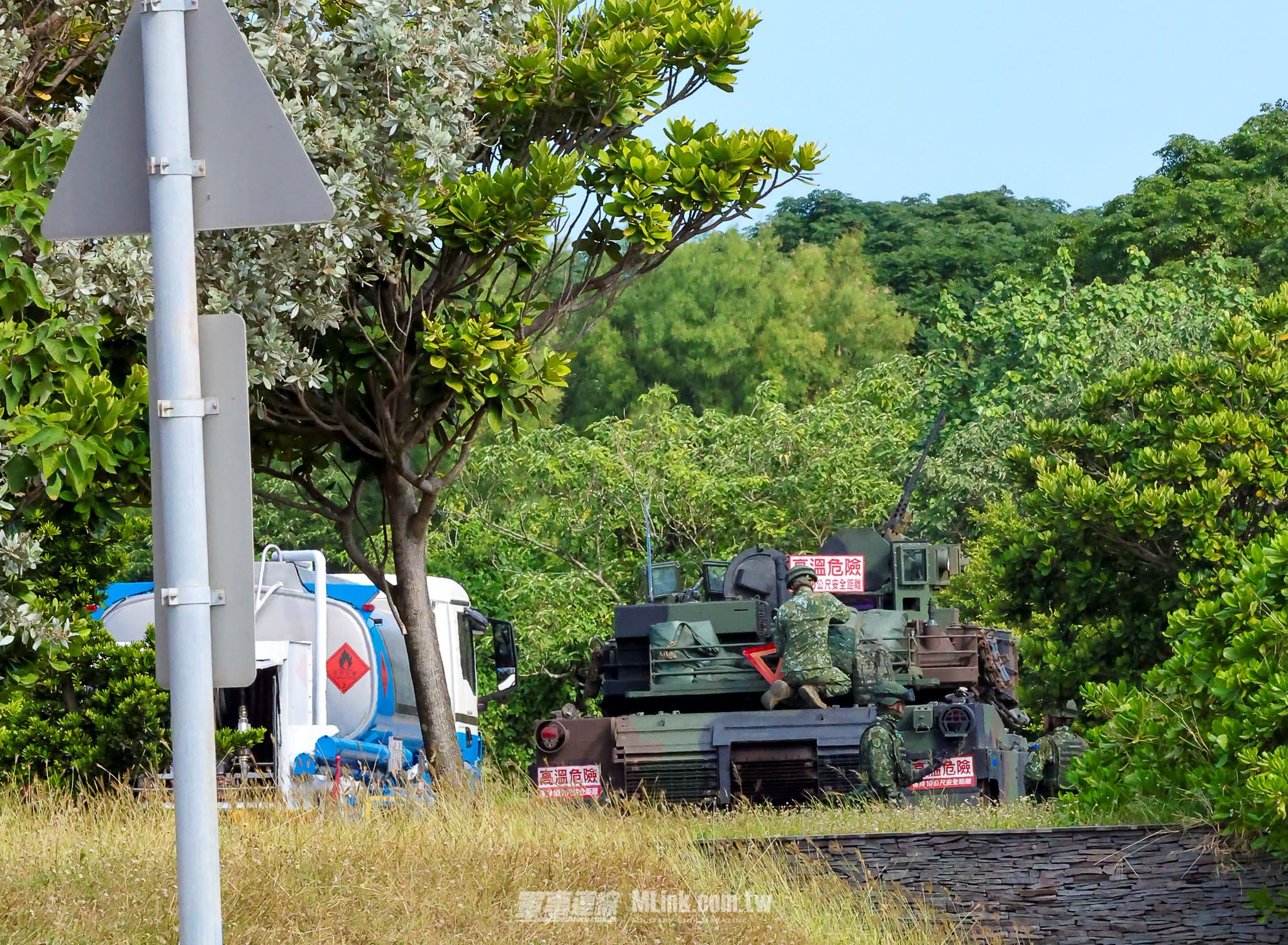 今天台军“陆胜二号操演”，一辆油罐车给M1A2T坦克加油，这辆MAN油罐车虽然挂
