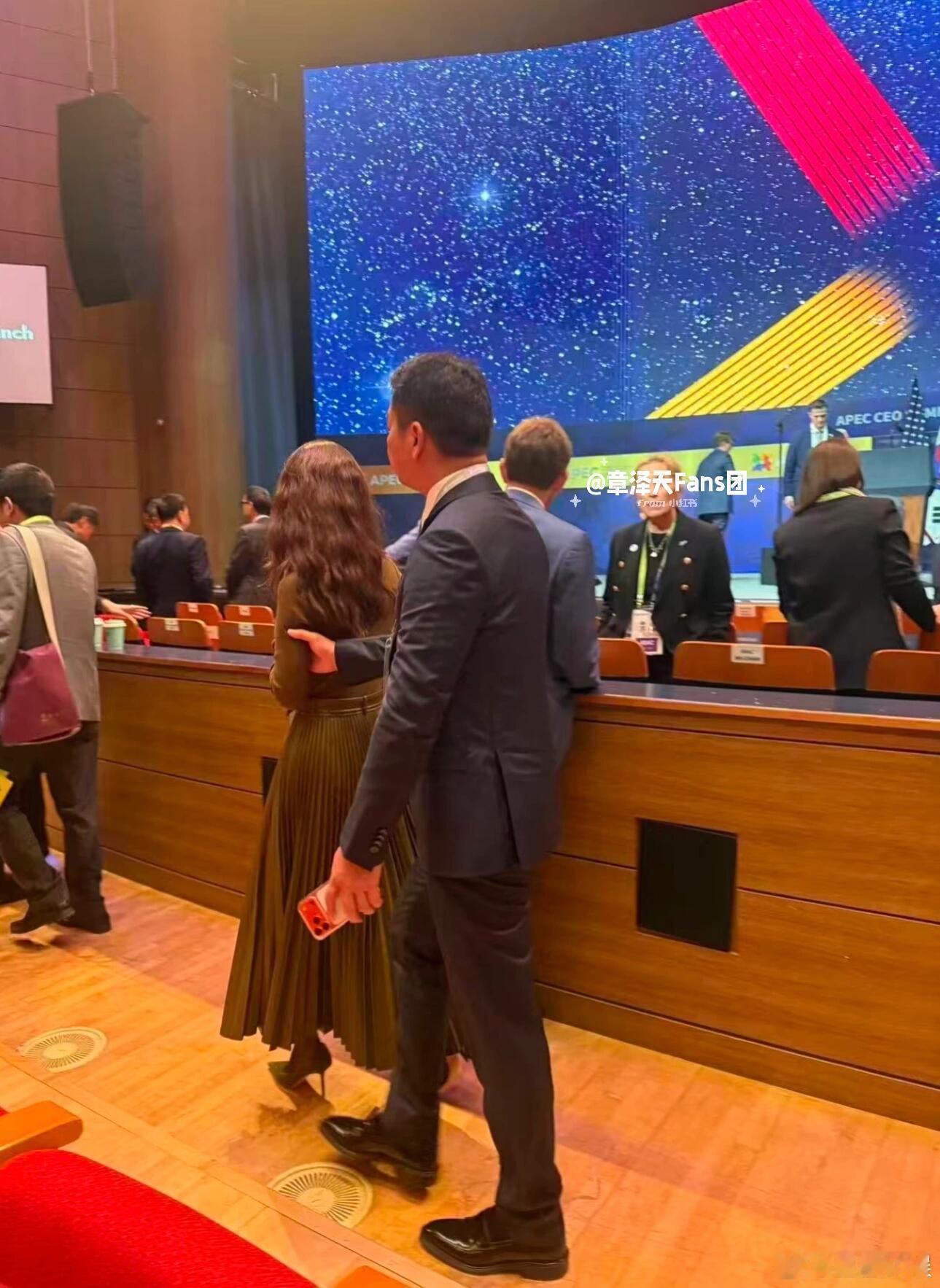 刘强东搀扶着章泽天刘强东扶着章泽天 章泽天踩高跟鞋出席活动，刘强东搀扶着老婆，很