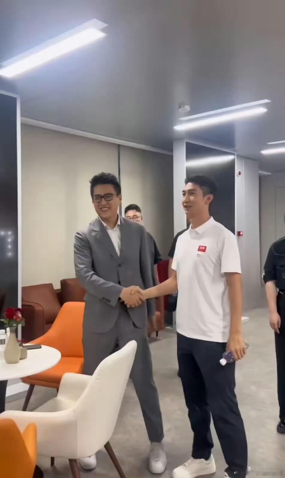 靳东真壮啊，冬奥会冠军武大靖在他面前都变得有点娇小了，作为职业运动员，1.82的