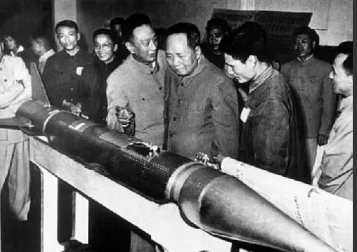 《临江仙·咏毛主席》
滚滚长江东逝水，浪花淘尽英雄。
韶山冲里起苍龙。
秋收举帜