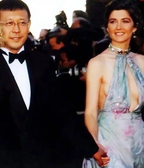 2006年，姜文和妻子周韵去法国探望女儿，女儿一脸怨气，冷冷地说：“爸爸，我讨厌