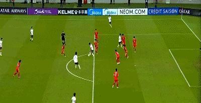 凌晨三点，一帮还没睡的中国球迷被向余望一脚抽射踢清醒了。
 
球贴着草皮钻死角，