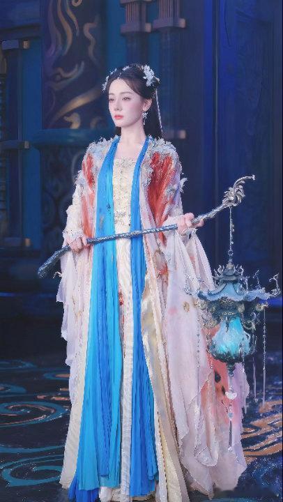 热巴贺思慕解锁色感新体验迪丽热巴贺思慕第一次看到颜色 喜欢穿红衣的贺思慕，第一眼