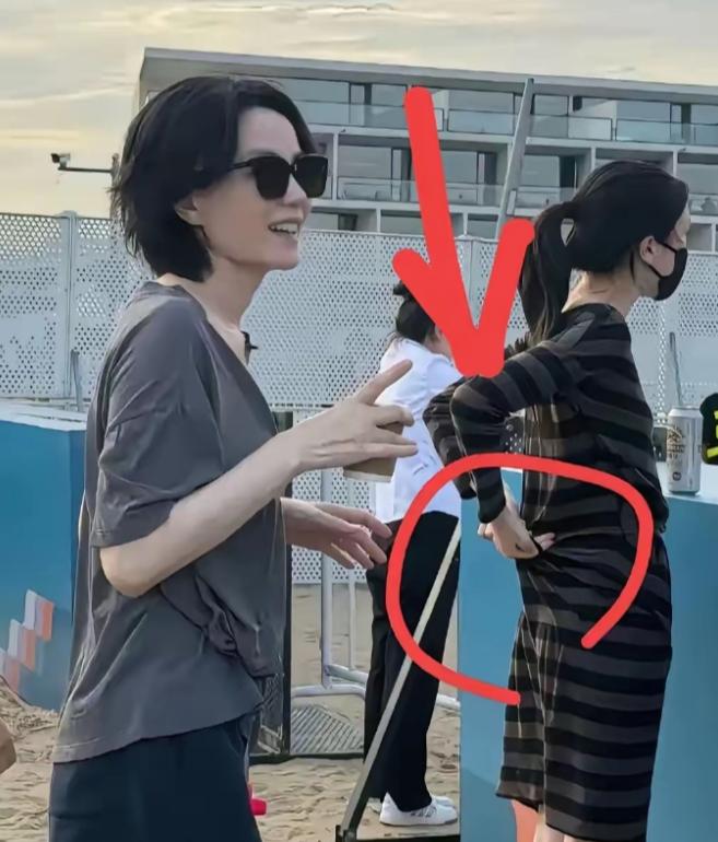 李嫣这个动作，让人不得不服啊
她跟母亲王菲一起在外面，穿了一条明显有些大的裙子，