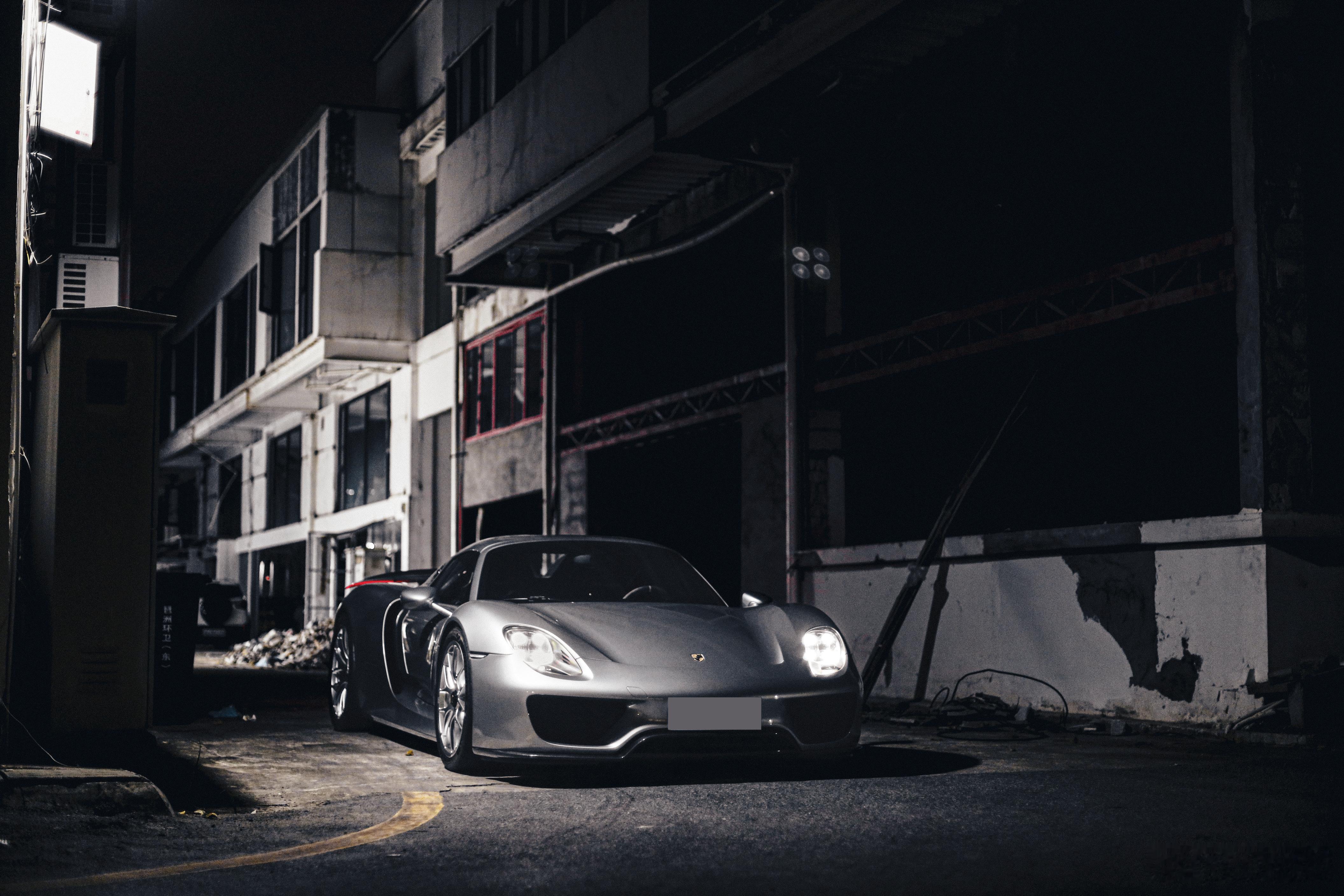 深夜工业园区内的918Spyder [月亮]918是中置后驱，718也是中置后驱