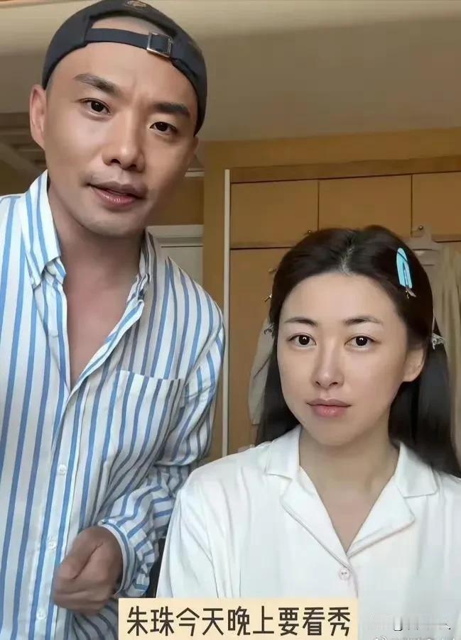 朱珠这妆前妆后，简直像俩人！
 
没上妆时，瞅着就跟刚拖完地、洗完碗，累得直想往