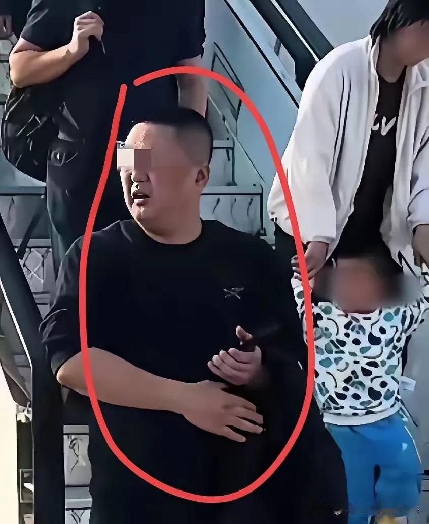 想不到！这是欧某，相貌挺伟岸！欧高管从东航慢慢的走下来，面容稍显憔悴！可能是对空