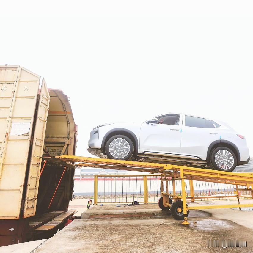 出厂即装车！吉利头门港海铁联运专列首发，台州造汽车直达欧洲

近日，金温铁道头门