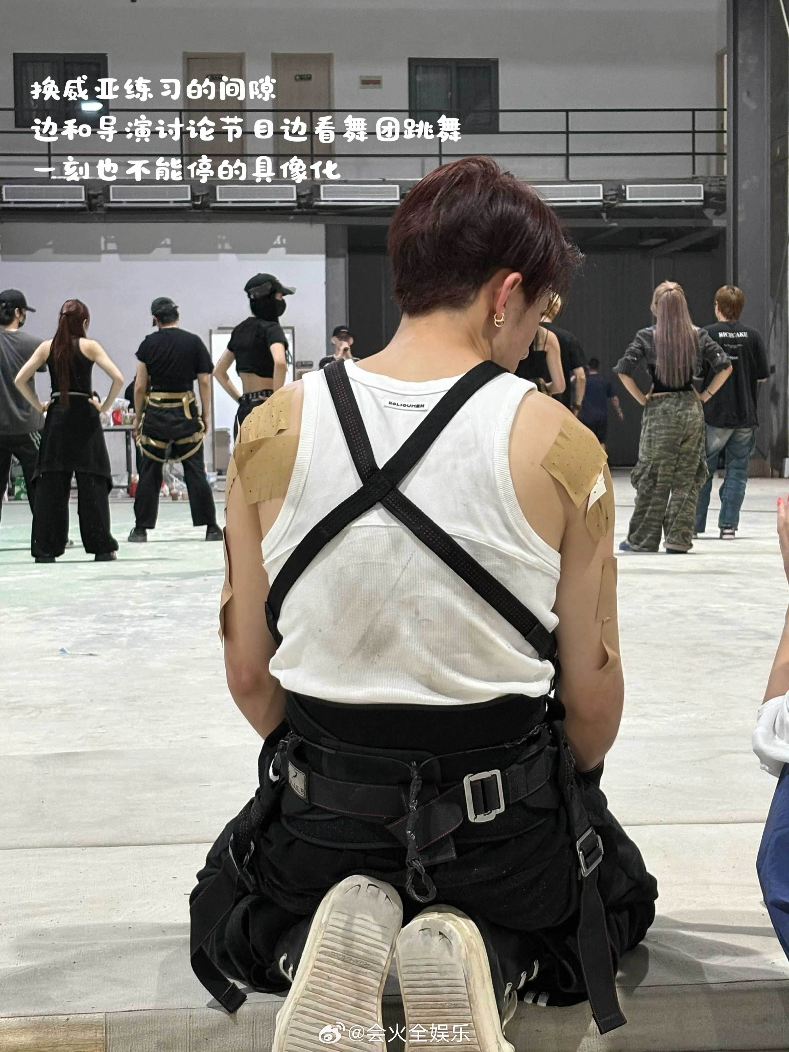 从默默坚持、数次与机会擦肩，到终于站上专属音综舞台，他把热爱熬成光，把汗水唱成歌