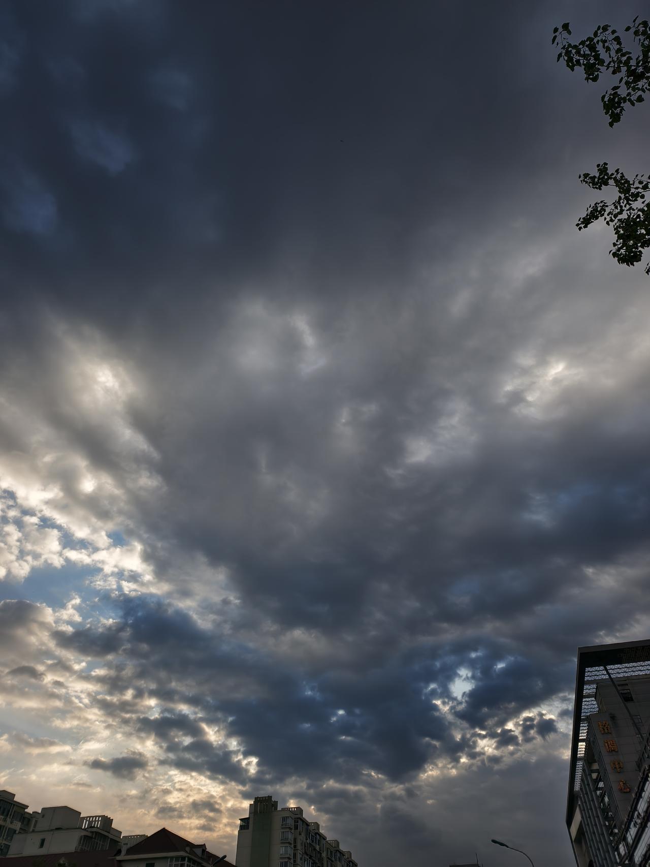 这是今晨（4月28日星期二）06:00，南开区的上空，此天空算得上是人间仙境、美
