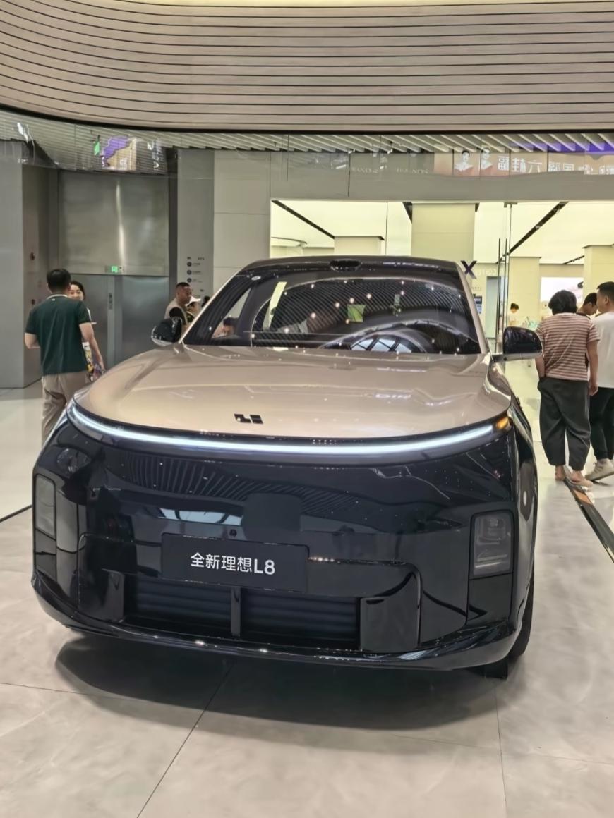 理想L8livis沿用了L9的设计语言，入手价格更低就可以享受到livis版本，