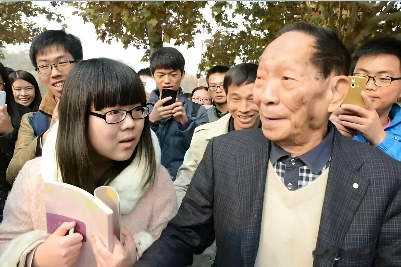 迄今为止
中国总共获得诺奖两个
华裔或者获奖后归国不算
一个是莫言的文学家
一个