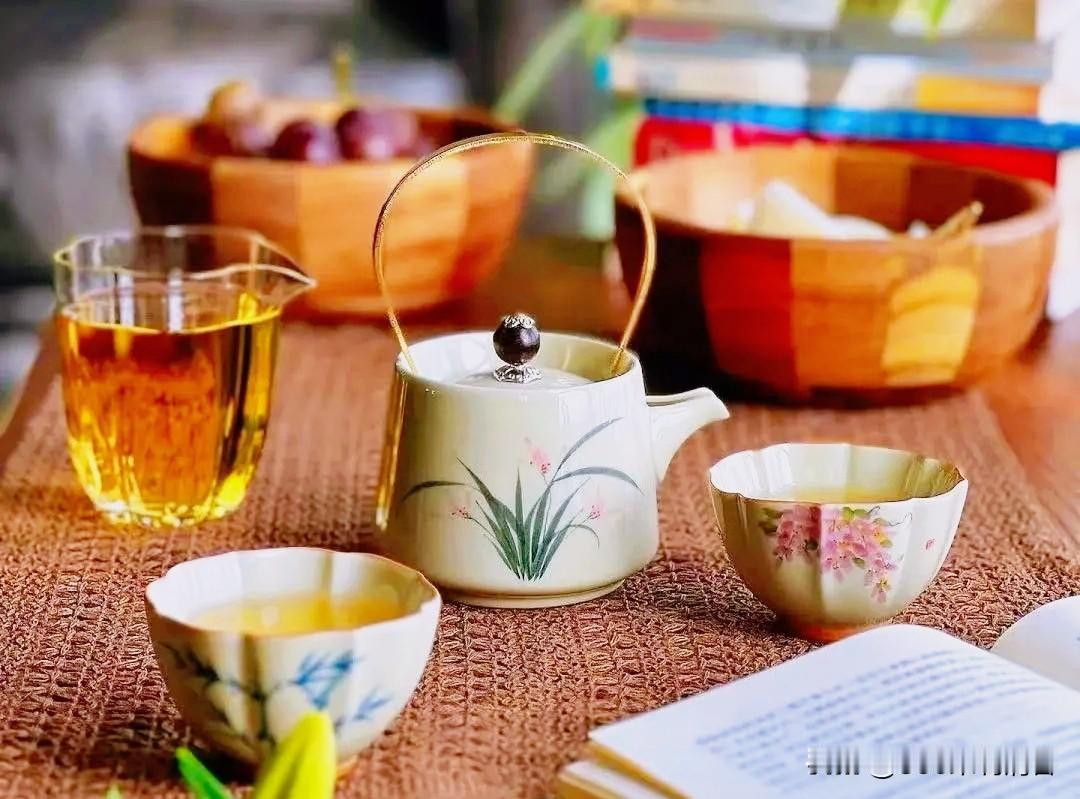 今日寒露，适合喝以下4款茶：
 
1. 红茶
全发酵的红茶茶性温和，入口香甜顺滑