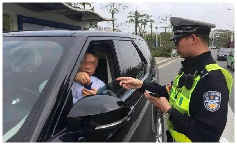 上海街头一名司机因开车时点燃香烟，被交警拦下，罚款200元！更令人咋舌的是，这位