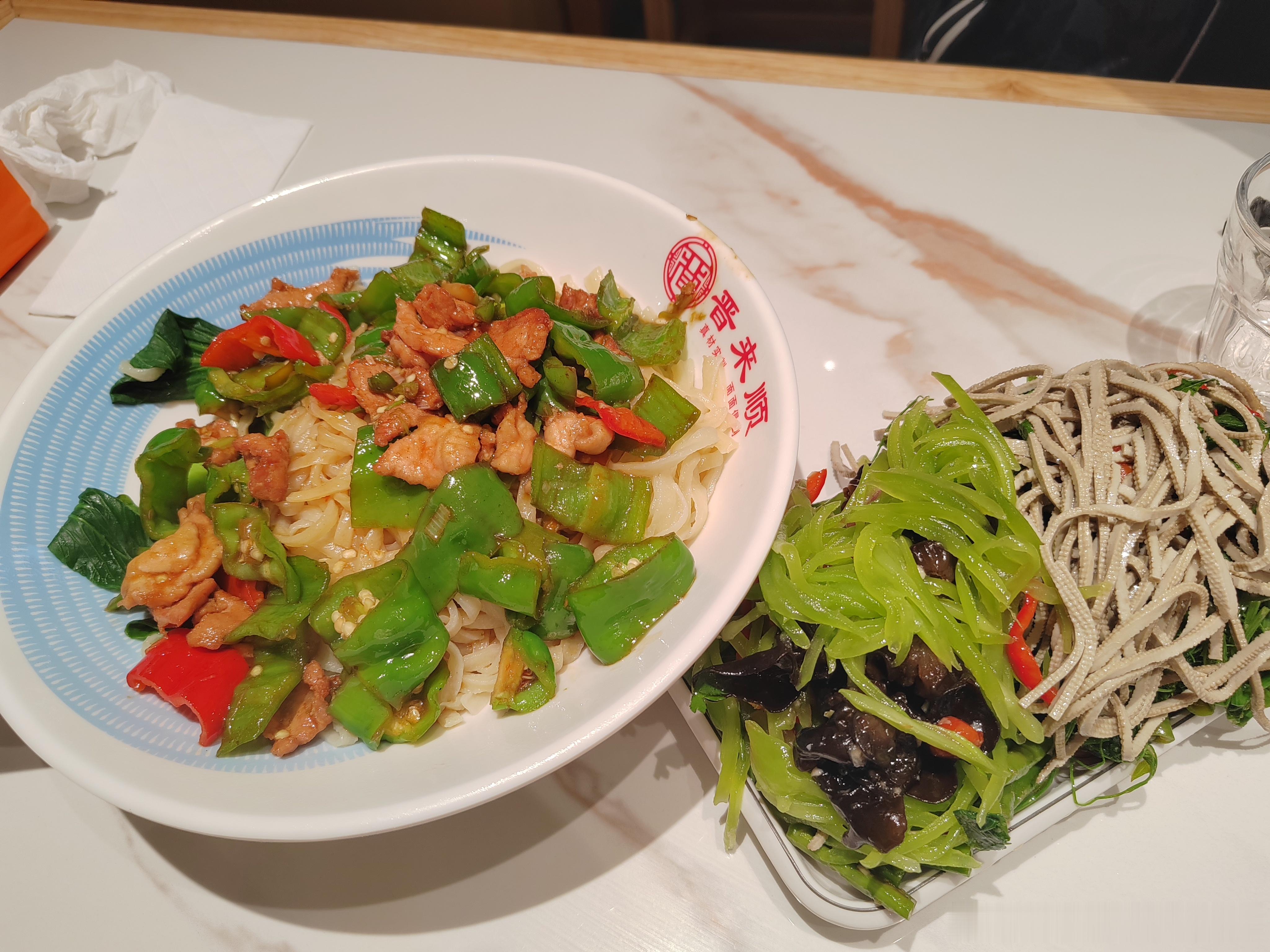 干饭人今日份快乐：拌面配凉菜，热面暖胃，凉菜解腻，平凡的一餐也格外有滋味。 