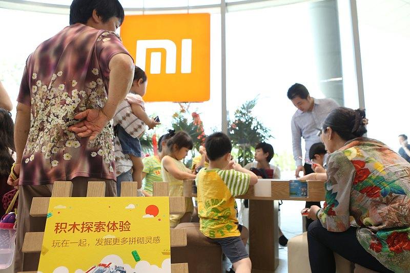 雷总一直都知道，米粉要从娃娃抓起
别的品牌线下店，都生怕小孩碰展示机，提前把里面